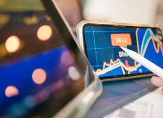 Trader che analizza Bitcoin, Ethereum e opzioni forex su più mercati